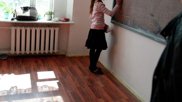 Ученица отвечает у доски на уроке в школе. Архивное фото - Sputnik Кыргызстан
