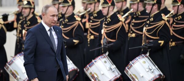 Президент РФ Владимир Путин на церемонии официальной встречи в Елисейском дворце. Президент РФ Владимир Путин на церемонии официальной встречи в Елисейском дворце. - Sputnik Кыргызстан