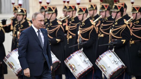 Президент РФ Владимир Путин на церемонии официальной встречи в Елисейском дворце. - Sputnik Кыргызстан