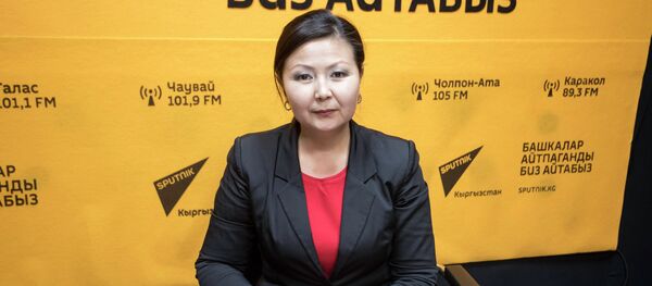 Главный специалист департамента регистрации населения при ГРС Гулбарчын Турдубаева Главный специалист департамента регистрации населения при ГРС Гулбарчын Турдубаева - Sputnik Кыргызстан