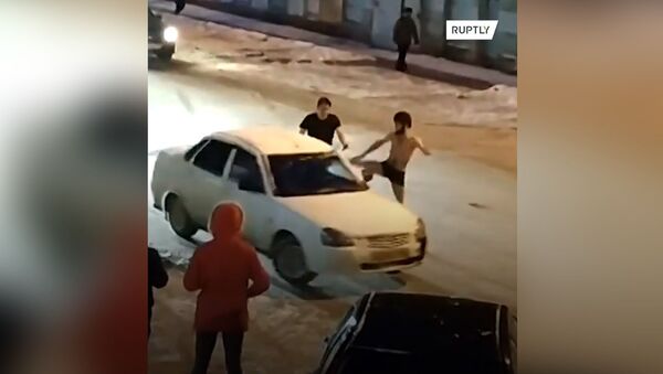 Водитель в одних трусах догонял свое беспилотное авто — забавное видео - Sputnik Кыргызстан