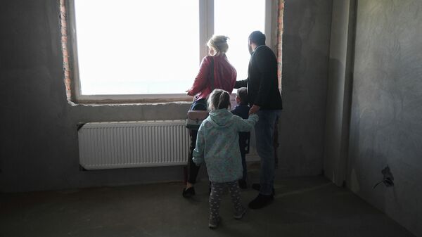 Семья осматривает квартиру нового дома. Архивное фото - Sputnik Кыргызстан