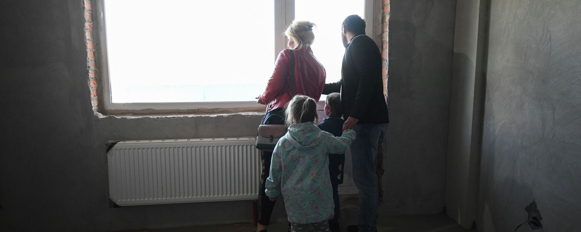Семья осматривает квартиру нового дома. Архивное фото - Sputnik Кыргызстан, 1920, 14.02.2022