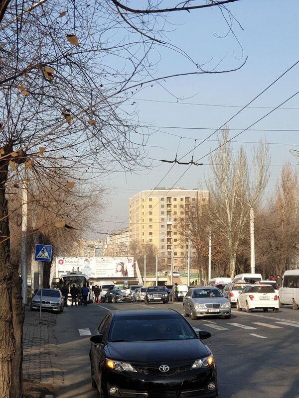 Бишкекте үч жеңил унаа менен троллейбус кагышты. Сүрөт - Sputnik Кыргызстан