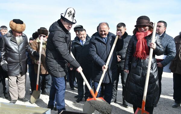 Премьер-министр Мухаммедкалый Абылгазиев сегодня, 11 декабря, принял участие в церемонии закладки капсулы на месте строительства индустриально-торгового логистического центра Ат-Баши в Нарынской области - Sputnik Кыргызстан