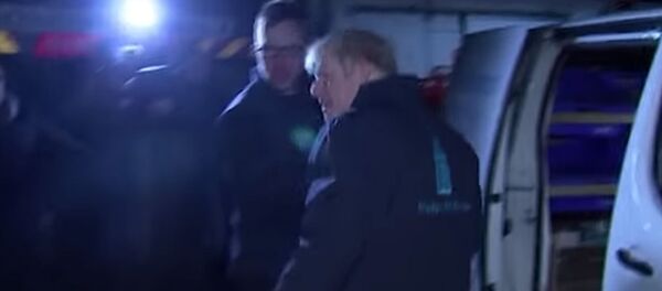 Улуу Британия премьери журналисттерден муздаткычка кирип кетип кутулган. Видео - Sputnik Кыргызстан