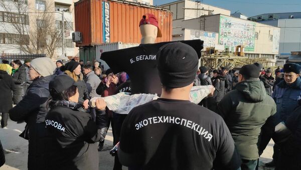 Ош базарынын аймагындагы Берекет универсал кичи базарынын 500дөн ашуун соодагери митингге чыкты - Sputnik Кыргызстан