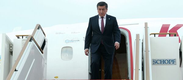 Президент КР Сооронбай Жээнбеков выходит из трапа самолета. Архивное фото - Sputnik Кыргызстан