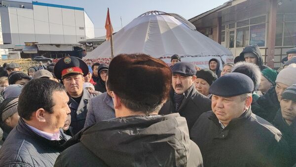 Митинг продавцов на мини-рынке Берекет универсал Ошского рынка  - Sputnik Кыргызстан