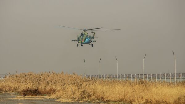 Летчики Генерального штаба Вооруженных сил Кыргызстана провели учебно-тренировочные полеты на вертолетах Ми-8 МТ - Sputnik Кыргызстан