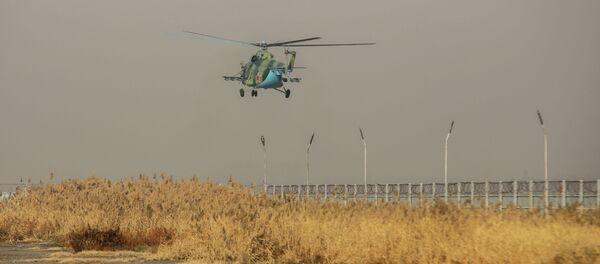 Летчики Генерального штаба Вооруженных сил Кыргызстана провели учебно-тренировочные полеты на вертолетах Ми-8 МТ - Sputnik Кыргызстан