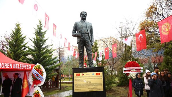 Открытие памятника писателю Чингизу Айтматову в Анкаре - Sputnik Кыргызстан