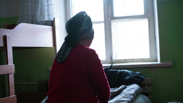 Женщина возле окна. Архивное фото - Sputnik Кыргызстан