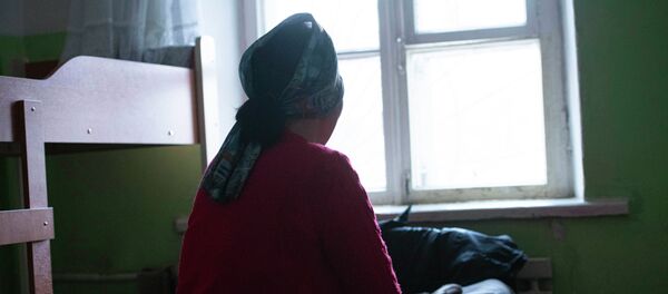 Артын карап отурган аял. Архив Артын карап отурган аял. Архив - Sputnik Кыргызстан