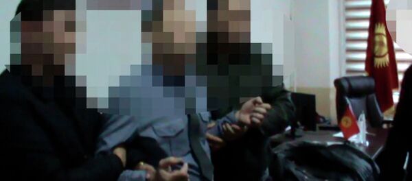 Как задерживали главу следственной службы по ДТП в Бишкеке — видео Как задерживали главу следственной службы по ДТП в Бишкеке — видео - Sputnik Кыргызстан