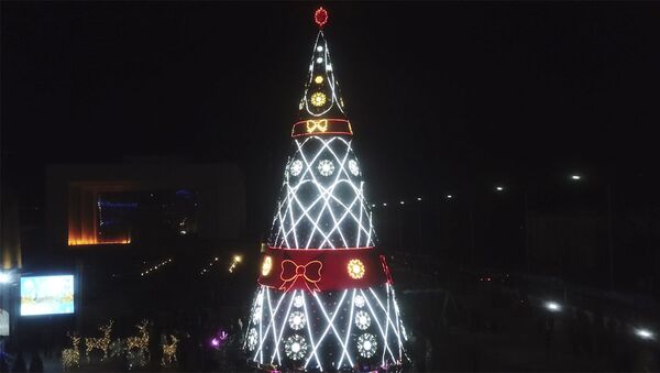 Посмотрите на эту красоту первыми! Видео новогодней площади Ала-Тоо - Sputnik Кыргызстан