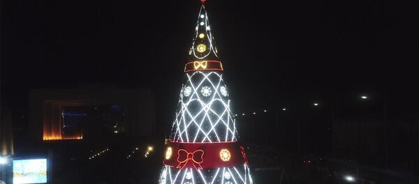 Посмотрите на эту красоту первыми! Видео новогодней площади Ала-Тоо Посмотрите на эту красоту первыми! Видео новогодней площади Ала-Тоо - Sputnik Кыргызстан