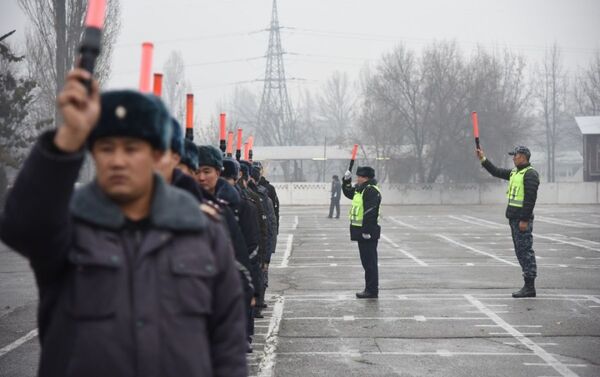 Руководство МВД показало журналистам, как и в каких условиях обучаются новобранцы Управления патрульной службы милиции Бишкека - Sputnik Кыргызстан