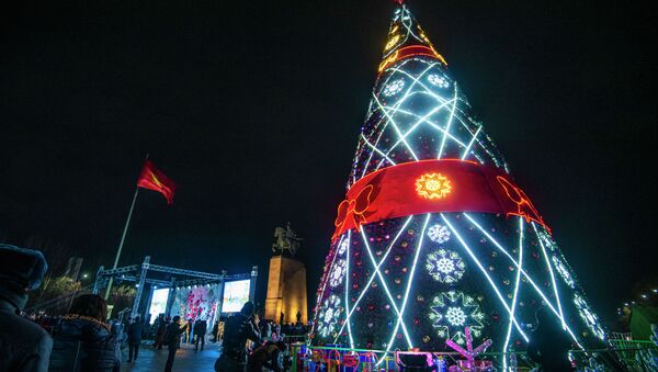 Церемония зажжения главной новогодней елки Кыргызстана площади Ала-Тоо в Бишкеке  - Sputnik Кыргызстан