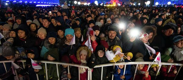 Ала-Тоо аянтындагы майрамдык иш-чаранын катышуучулары - Sputnik Кыргызстан