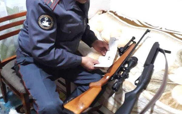 В Иссык-Кульской области прошел рейд Арсенал, во время которого сотрудники милиции изъяли 10 единиц огнестрельного оружия и раскрыли 12 ранее совершенных преступлений - Sputnik Кыргызстан