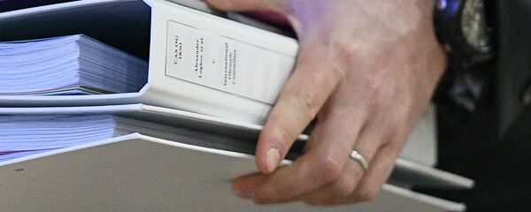 Документ кармап турган адам. Архив - Sputnik Кыргызстан