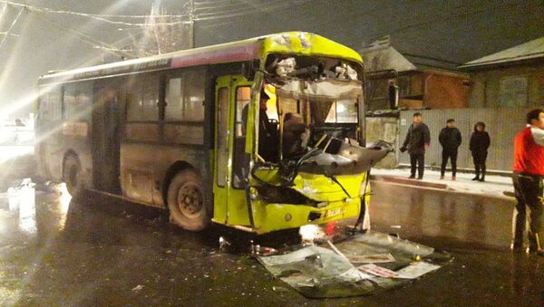 Последствия ДТП с участием троллейбуса, автобуса и двух легковых авто на пересечении улиц Гагарина и Термечикова в Бишкеке - Sputnik Кыргызстан