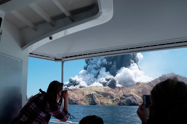 Извержение вулкана на острове Уайт-Айленд в Новой Зеландии - Sputnik Кыргызстан