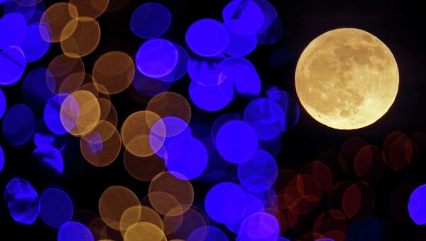 Полная луна на фоне огней. Архивное фото - Sputnik Кыргызстан