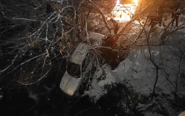 В Бишкеке из-за гололеда автомобиль упал в БЧК - Sputnik Кыргызстан