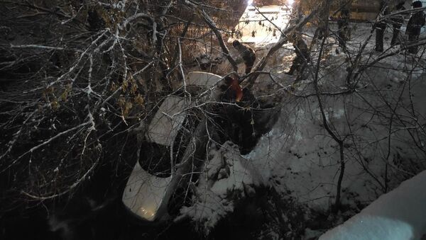 В Бишкеке из-за гололеда авто упало в БЧК - Sputnik Кыргызстан