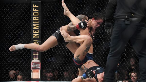 UFC 245 в Парадайсе. Аманда Нуньес и Жермейн де Рандами - Sputnik Кыргызстан