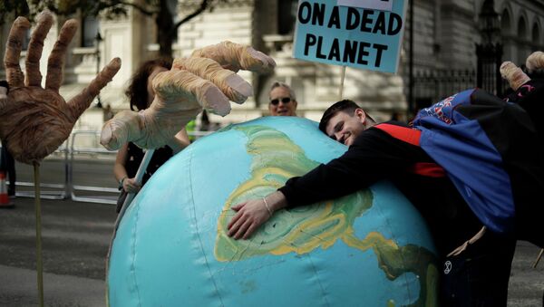 Протест против изменения климата возле Даунинг-стрит в Лондоне - Sputnik Кыргызстан