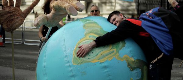 Протест против изменения климата возле Даунинг-стрит в Лондоне - Sputnik Кыргызстан