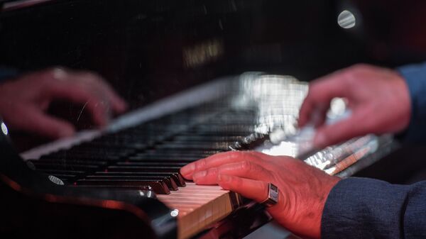 Мужчина играет на фортепьяно. Архивное фото - Sputnik Кыргызстан