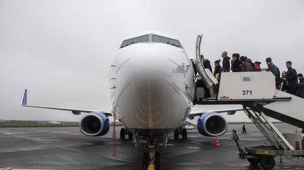 Пассажиры во время посадки в самолет. Архивное фото - Sputnik Кыргызстан