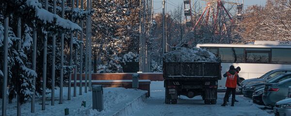 Тазалык калааны кар менен муздан арылтууда. Архив Тазалык калааны кар менен муздан арылтууда. Архив - Sputnik Кыргызстан