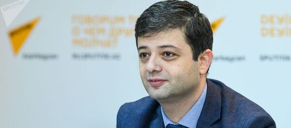 Политолог, руководитель группы независимых исследователей Огуз Вугар Зифероглу Политолог, руководитель группы независимых исследователей Огуз Вугар Зифероглу - Sputnik Кыргызстан