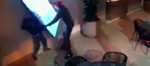 Неуклюжие воры рассмешили соцсети, пытаясь украсть телевизор. Видео - Sputnik Кыргызстан