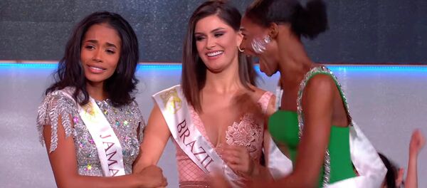 Соцсети удивила реакция красавицы на победу подруги в Мисс мира. Видео Соцсети удивила реакция красавицы на победу подруги в Мисс мира. Видео - Sputnik Кыргызстан
