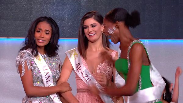 Соцсети удивила реакция красавицы на победу подруги в Мисс мира. Видео - Sputnik Кыргызстан