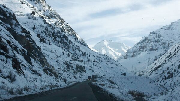 Автомобильная дорога в горах. Архивное фото - Sputnik Кыргызстан