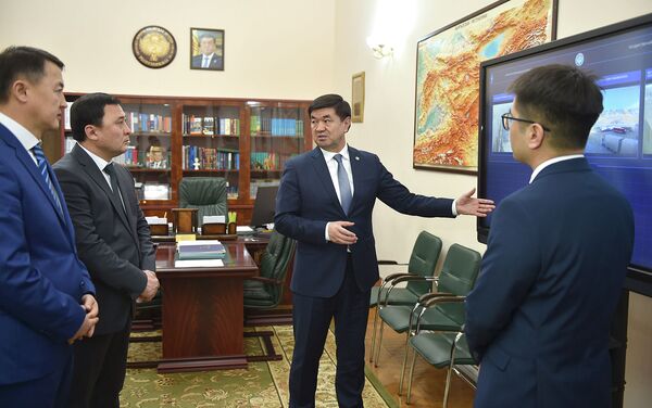 Повысить доверие к работе таможенных органов КР можно только посредством запуска прозрачной системы и минимизации человеческого фактора, заявил премьер-министр Мухаммедкалый Абылгазиев - Sputnik Кыргызстан