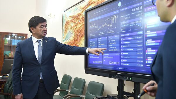 Премьер-министр Мухаммедкалый Абылгазиевдин кабинетине бажы өткөрмө пунктарын онлайн көрсөтүп турган монитор коюлду - Sputnik Кыргызстан