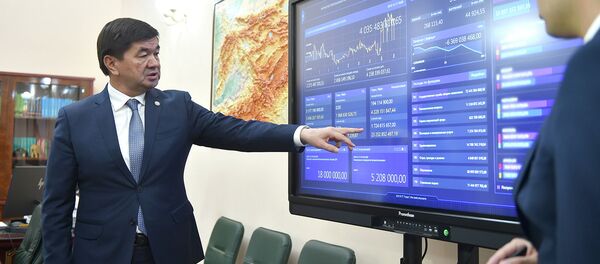 Премьер-министр КР Мухаммедкалый Абылгазиев в ходе встречи с председателем Государственной таможенной службыАлтынбеком Торутаевым - Sputnik Кыргызстан