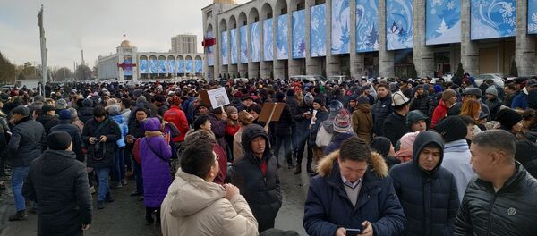 Участники митинга в защиту свободы слова, СМИ и против коррупции на площади Ала-Тоо в Бишкеке - Sputnik Кыргызстан