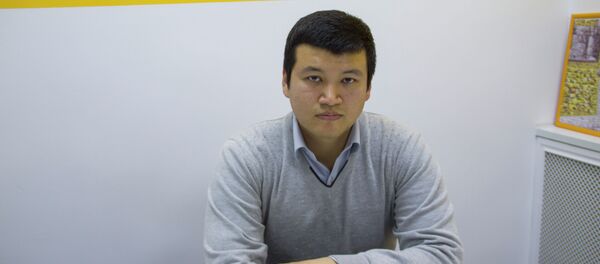 Саламаттык сактоо министрлигинин алдындагы Республикалык саламаттык сактоо борборунун тамекиге каршы күрөшүү бөлүмүнүн серепчиси Адилет Досмамбетов - Sputnik Кыргызстан