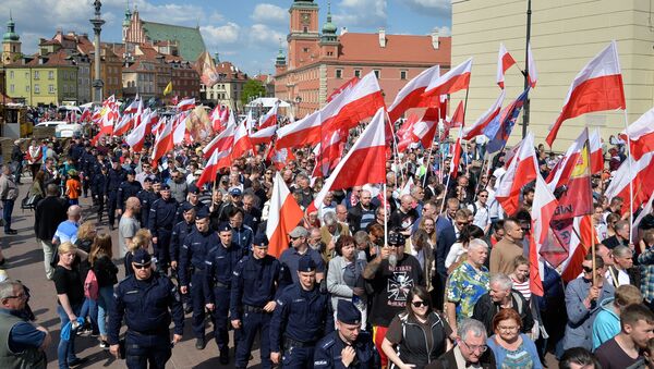 Польские националисты проводят марш в Варшаве.  Архивное фото - Sputnik Кыргызстан