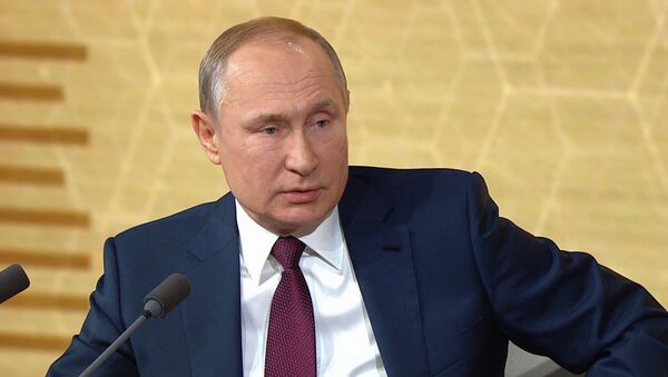 Россия президенти Владимир Путин Москва шаарында өтүп жаткан маалымат жыйыны учурунда - Sputnik Кыргызстан