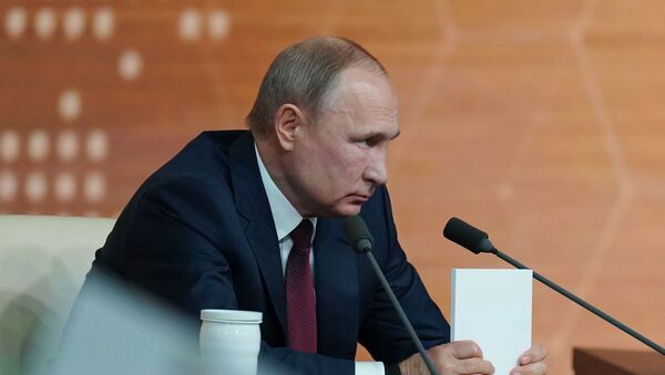 Президент РФ Владимир Путин на большой ежегодной пресс-конференции в Центре международной торговли на Красной Пресне. - Sputnik Кыргызстан